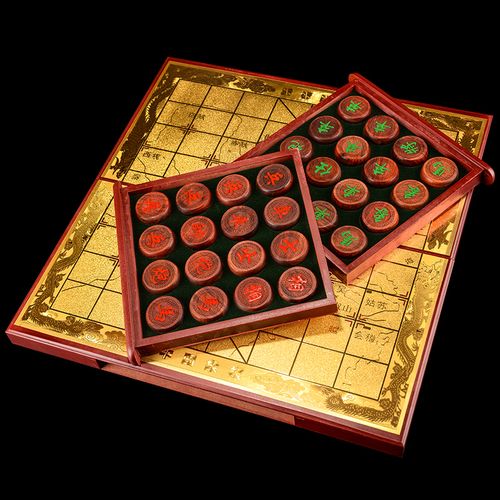 Vỏ hộp bánh Trung thu không rõ nguồn gốc bị lực lượng chức năng thu giữ.